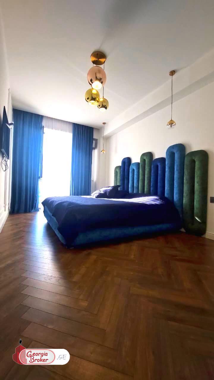 продается квартира с новым ремонтом 4-комнаты